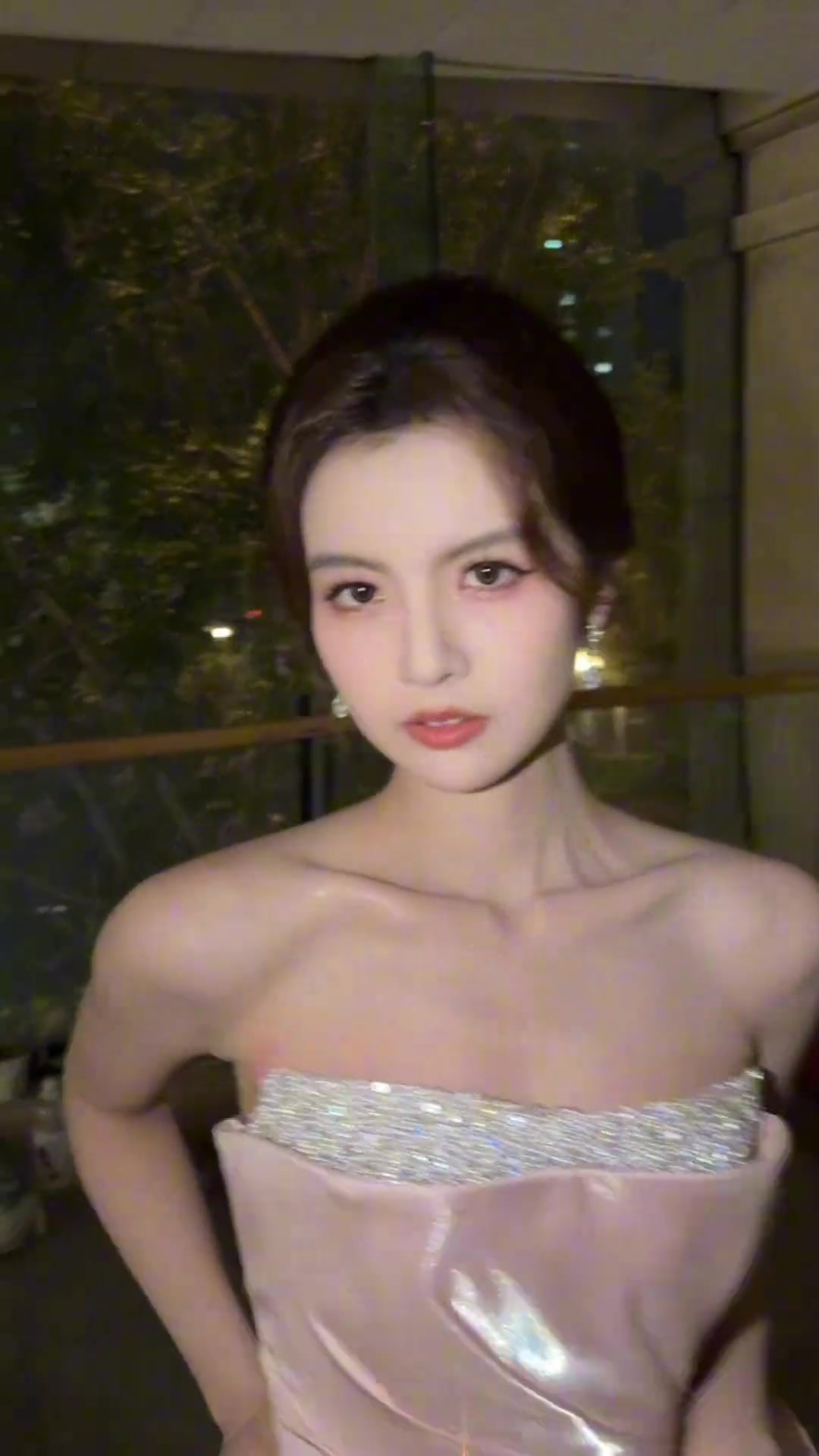 ?女主播炼炼晒视频：幸福又闪亮的日子，毕业红毯后随拍