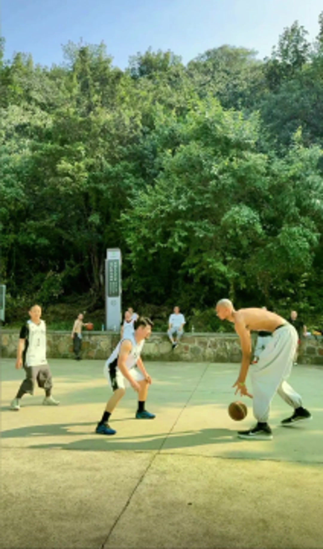 少林篮球来了？文班在少林寺苦修期间也不忘篮球啊??