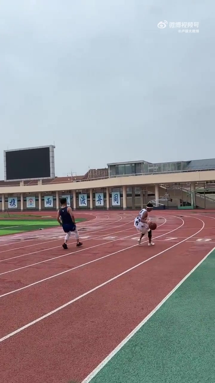 黑衣兄弟你该练练了?运球跑的比不运球跑的还快