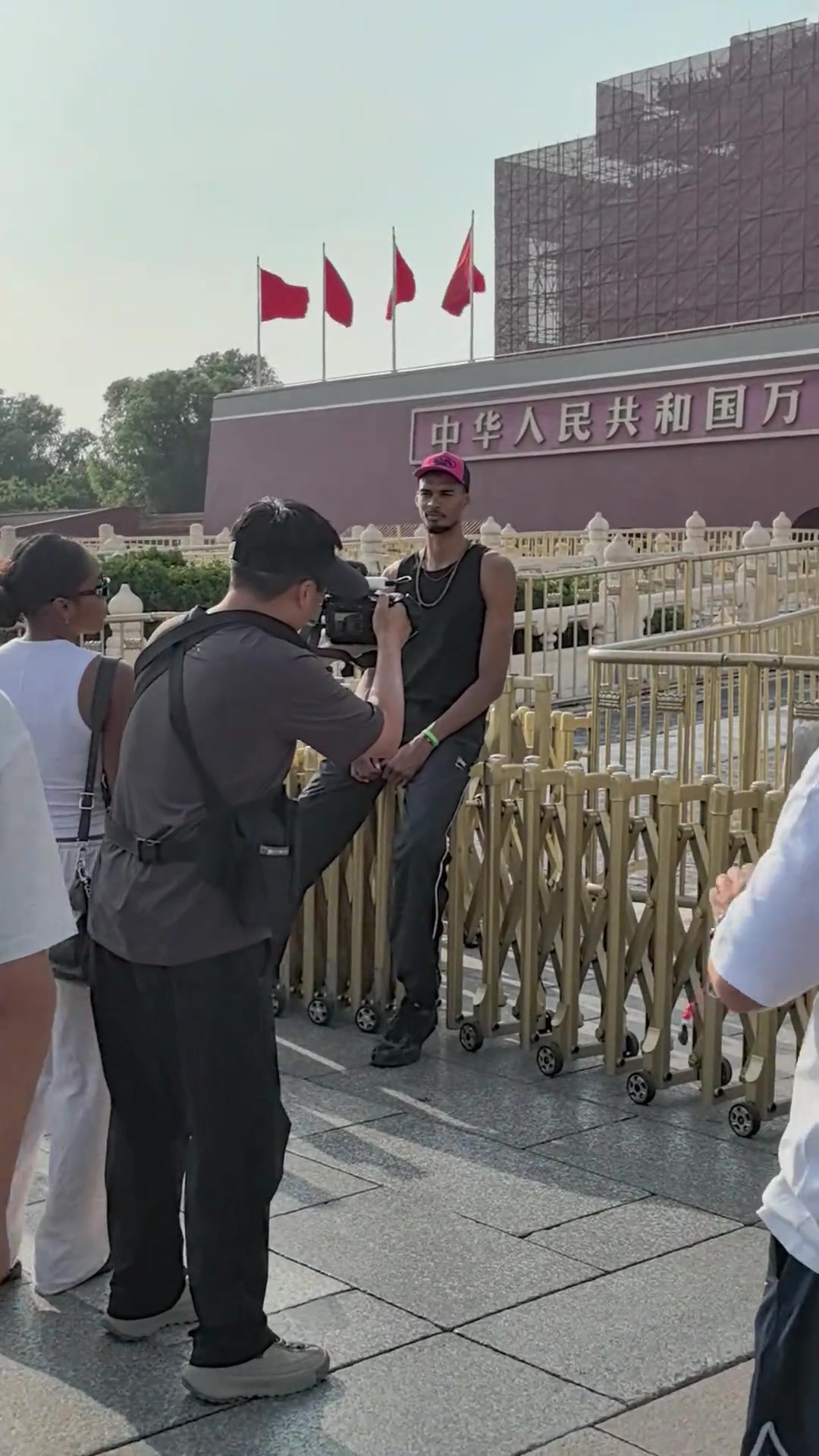 结束修行的文班来到了北京 打卡天安门城楼?