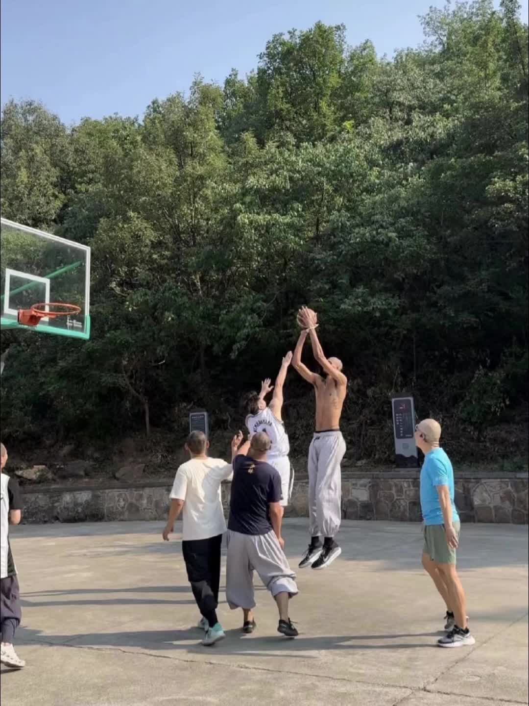 第一高僧欺负人?文班在少林寺打球还用跳投！出手点都比筐高了