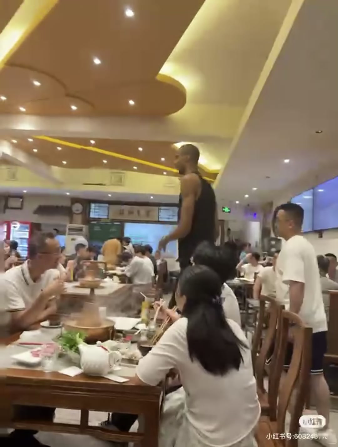 吃斋给孩子馋坏了？文班亚马下山破戒??体验老北京涮肉?