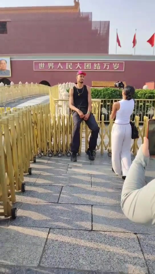 网友在天安门广场偶遇文班亚马：这外国男的好高啊???