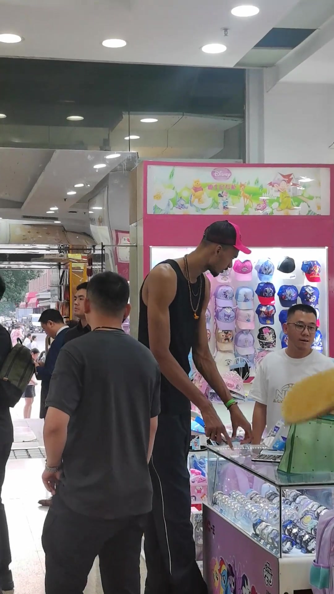 来中国进货了？文班亚马在北京王府井买小商品???