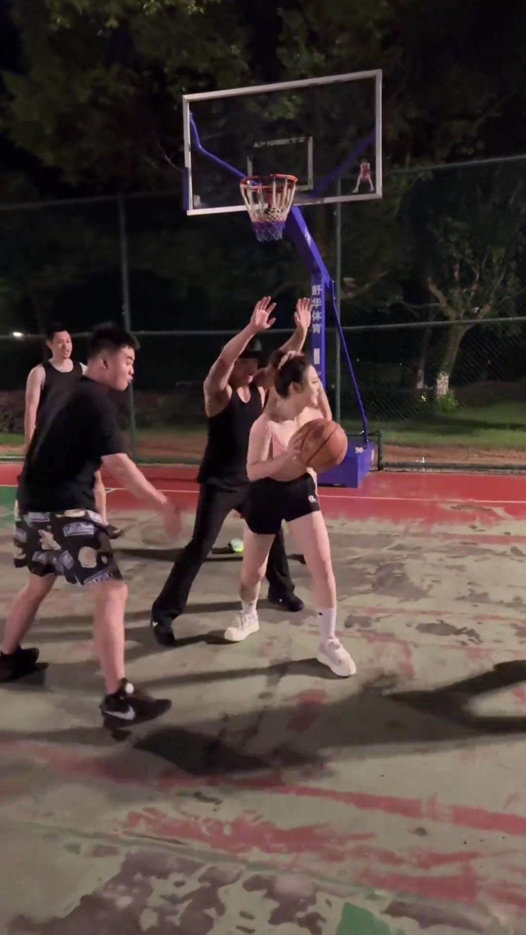 小姐姐野球场和一群壮汉抢篮板，这算不算垫脚犯规？???