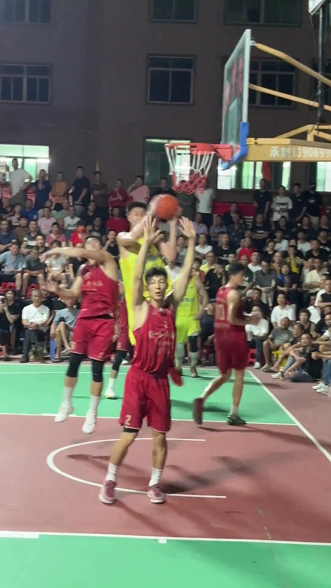 这是故意伸脚还是不小心的动作？?