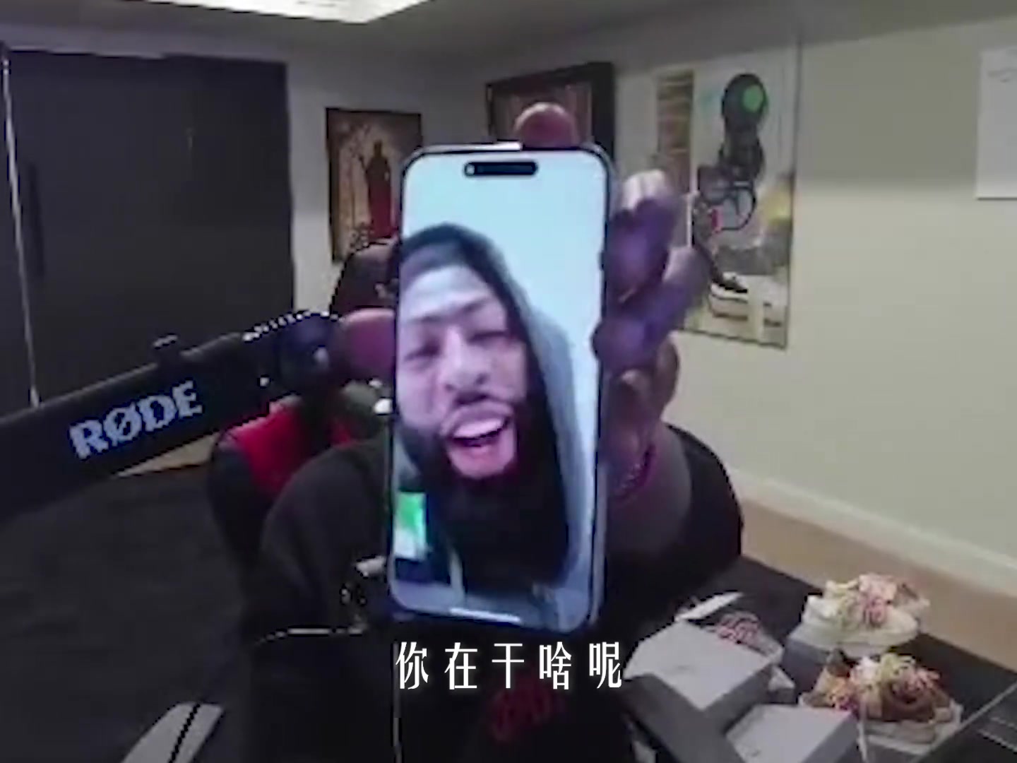 像极了放暑假约游戏的好兄弟！欧文直播打游戏时接到浓眉视频电话