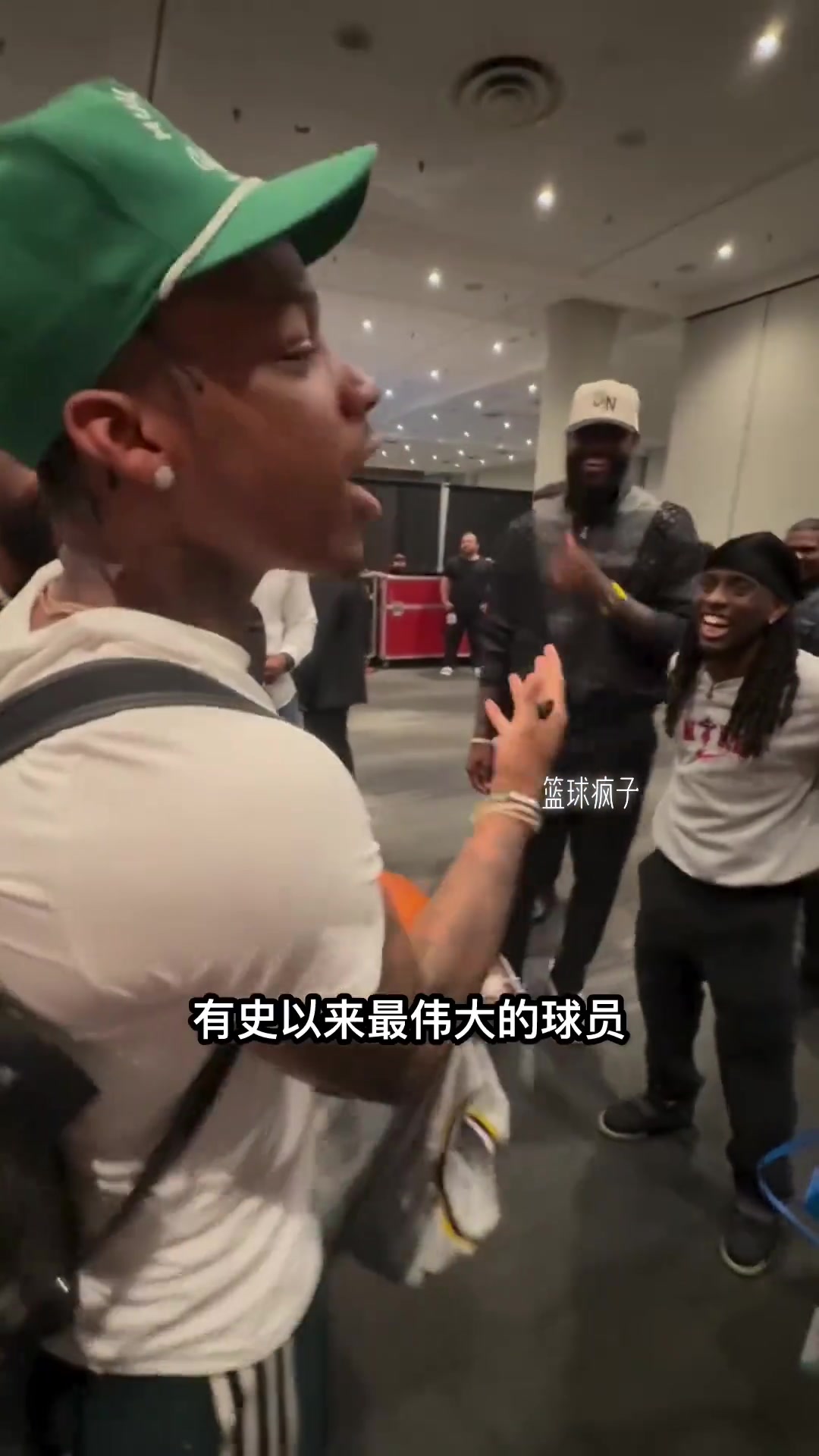 狂热粉丝见到詹姆斯激动疯了！老詹就静静看他表演?