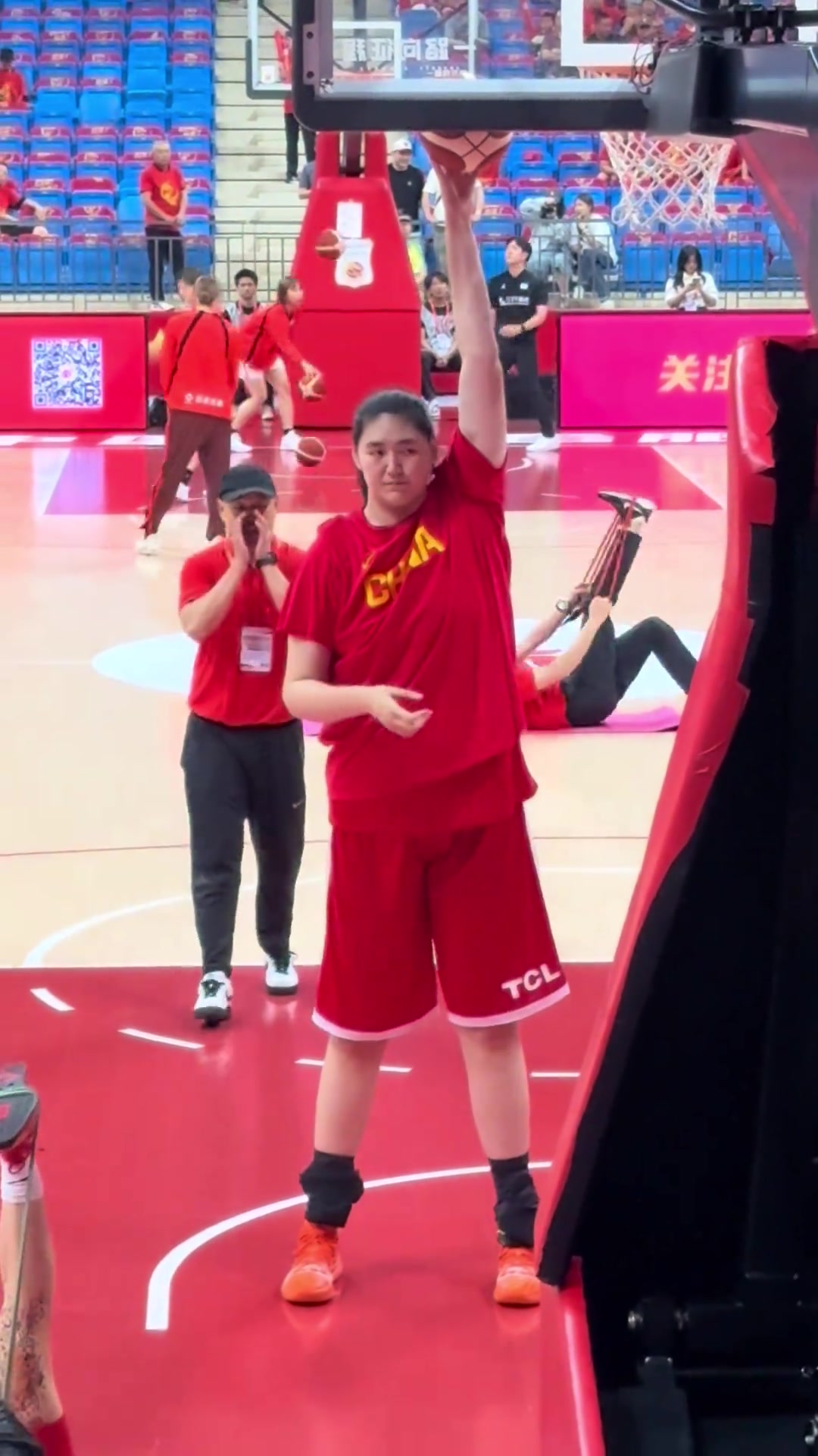 这压迫感！张子宇站着就够到篮板了?