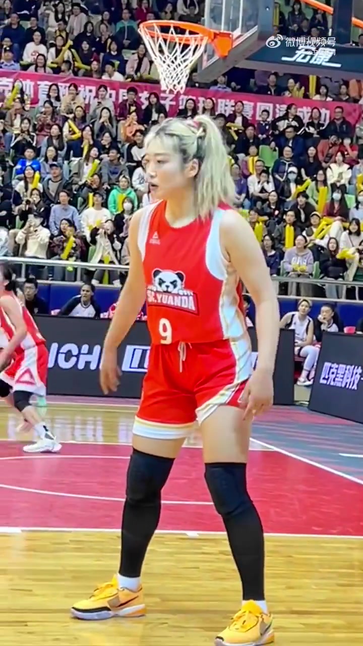 真的强壮！李梦这大块头在女篮球员里就是勒布朗?