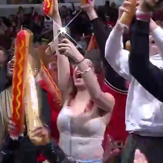 快速捕捉到场边丰满美女庆祝，摄影师要加鸡腿啊！?