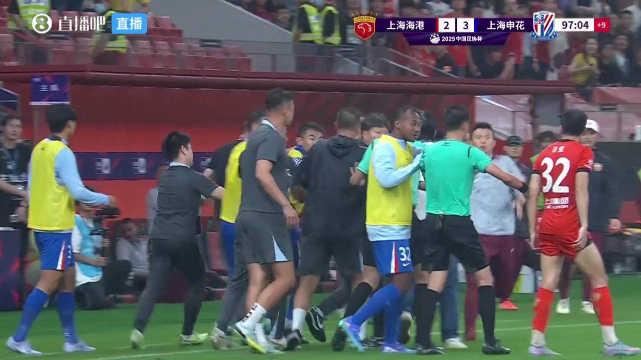 于汉超暴怒！上海德比场边替补席爆发冲突?