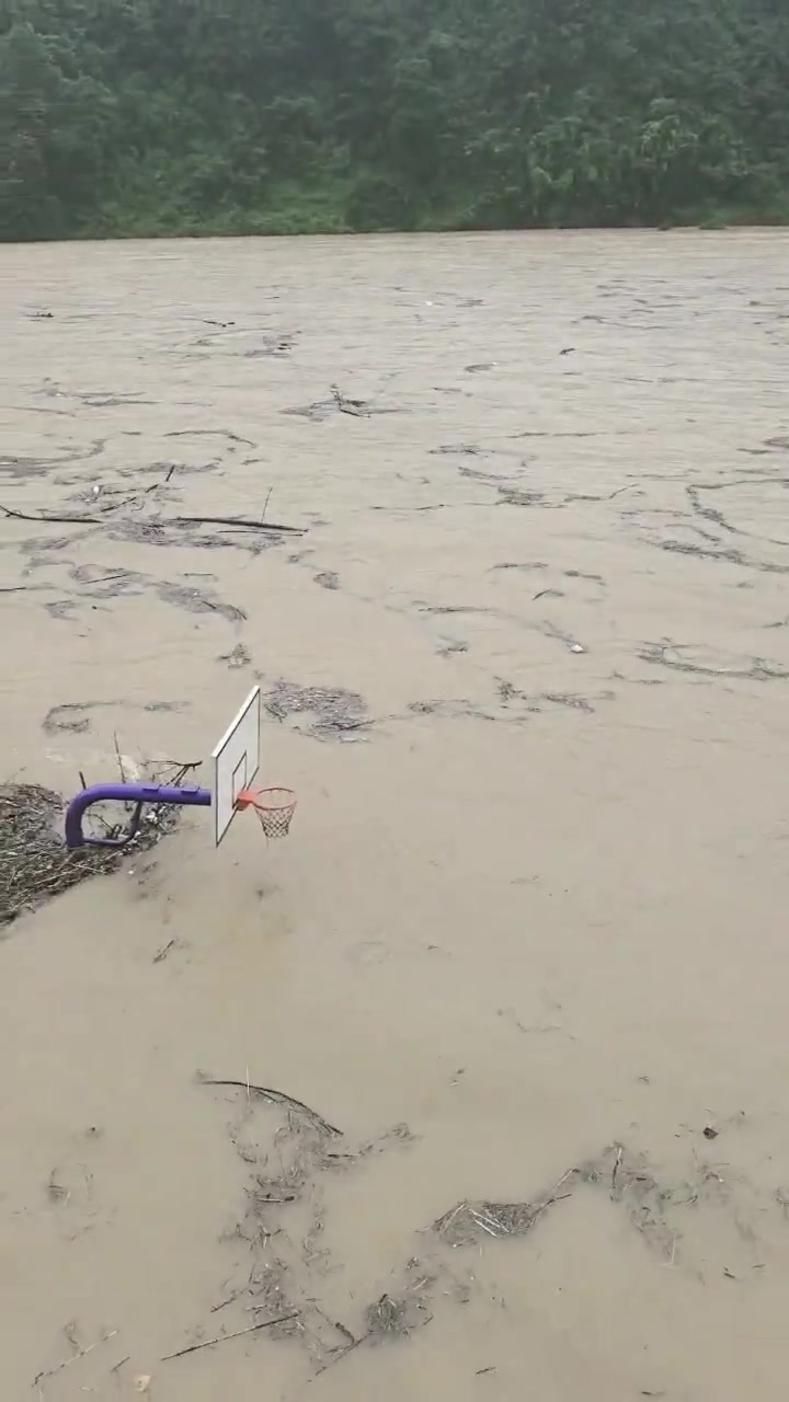 这场地只能是湖人和快船才能打比赛了吧???