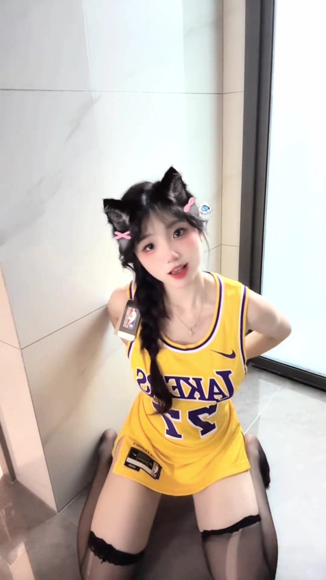 身材顶级?美女博主“宝贝77”的湖人东契奇签名球衣到了~