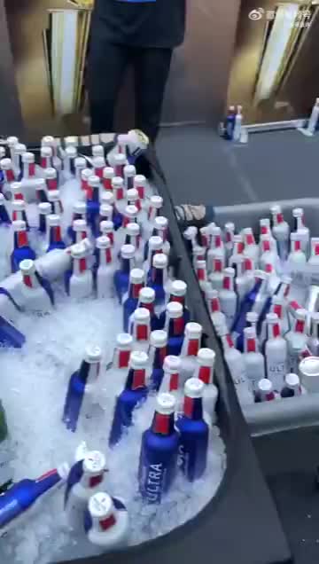 雷霆这帮小年轻不仅不会开香槟，酒量也不行啊?还留了这么多！