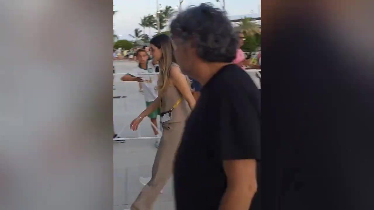 他是真的爱！路人拍到阿圭罗带着女友现场观看梅西生日赛?