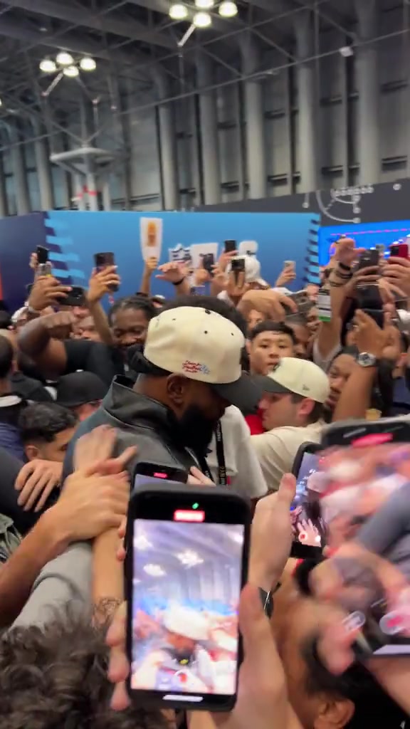 NBA流量担当！詹姆斯参加活动被球迷团团围住 根本走不动?