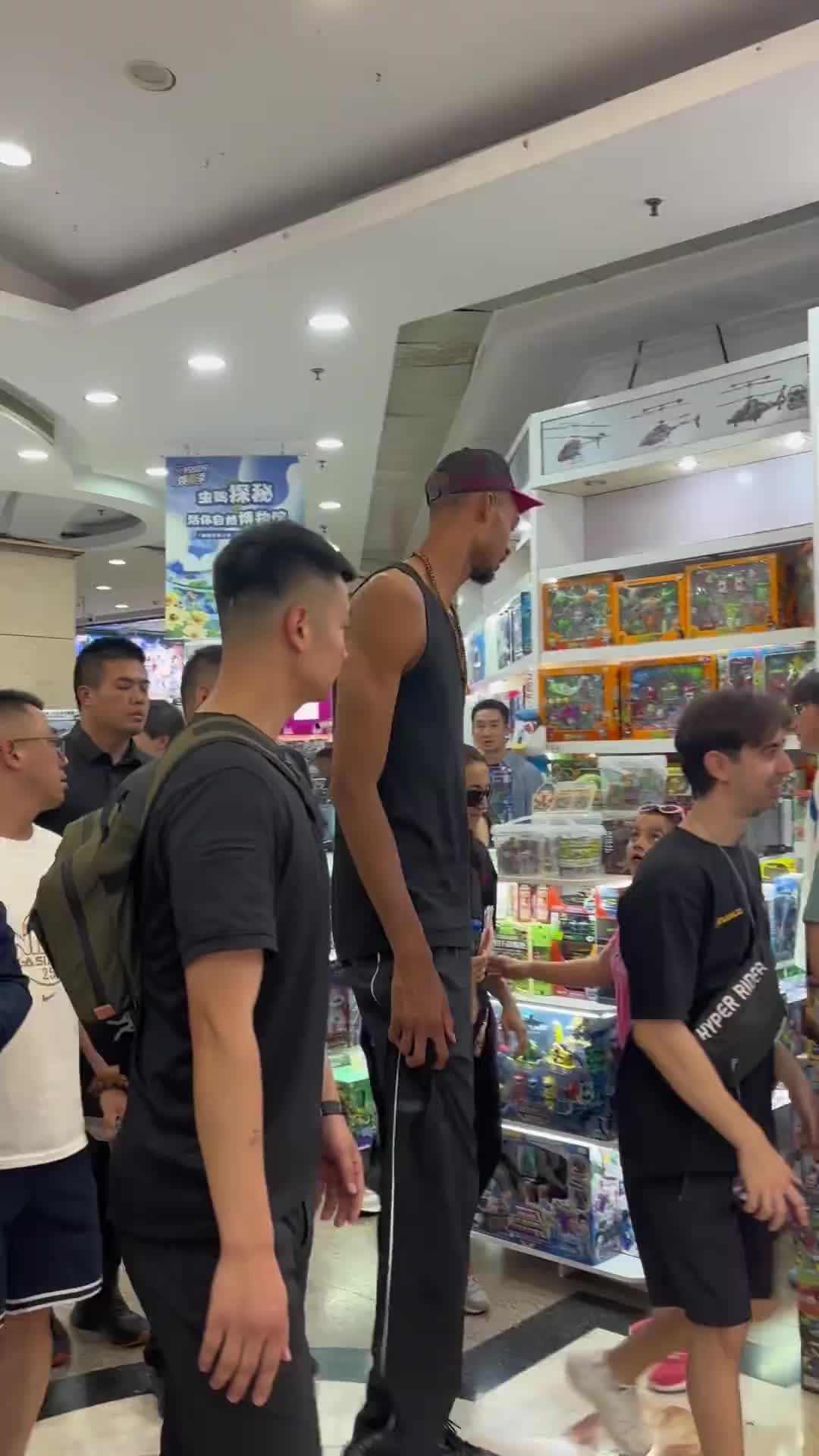 2米2的大男孩！文班亚马中国行在商场买玩具???
