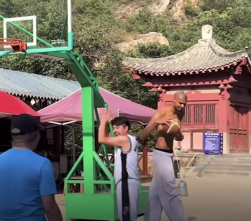 佛+光头+法国人！文班亚马一人集成马刺GDP全部要素??