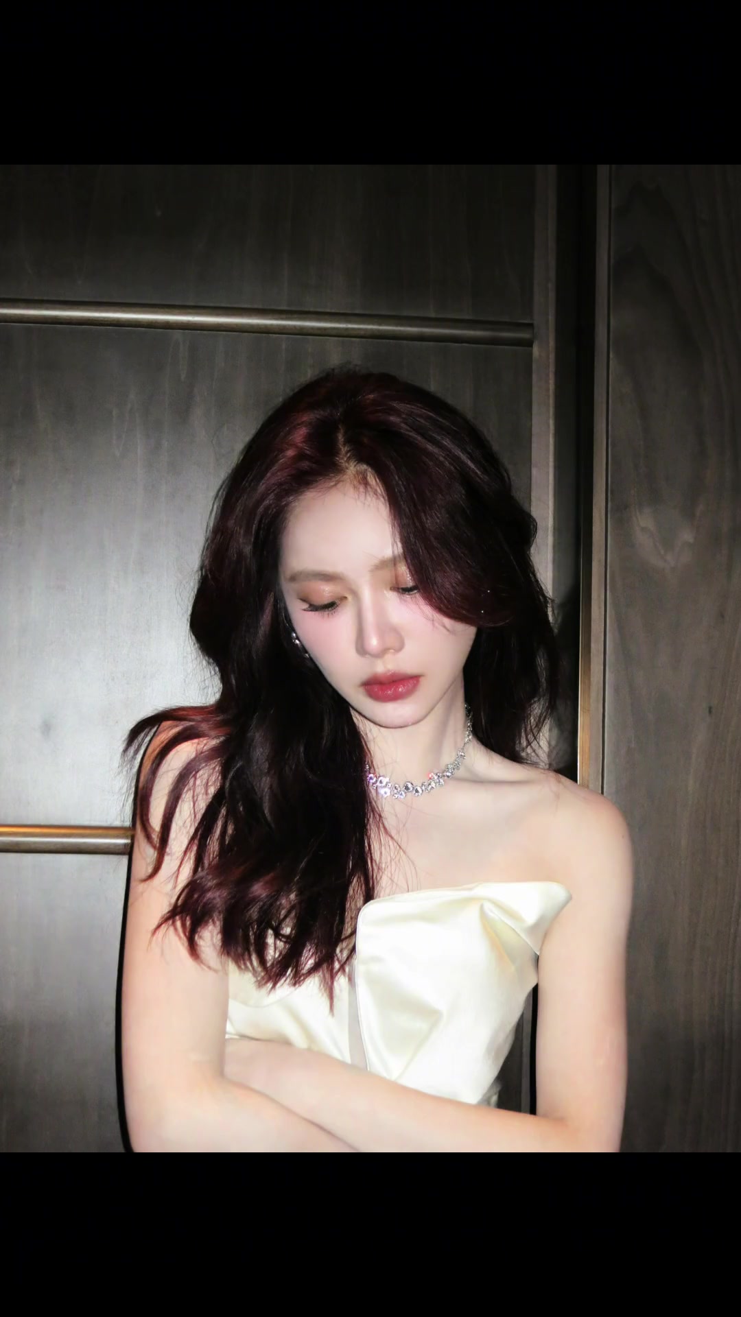 娜姐也是好身材！美娜一身白色礼服装：今天不是53是35了?