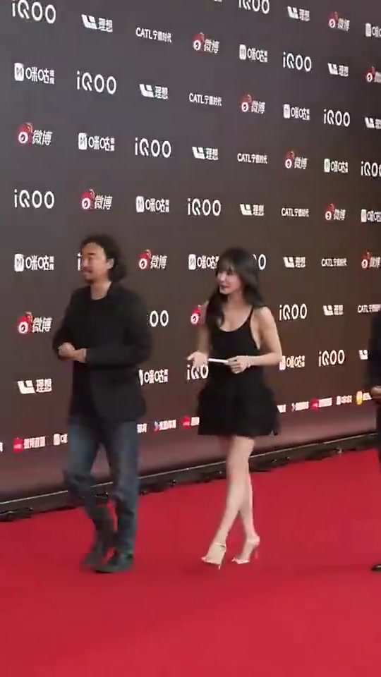 美娜此前和峰哥一起出席活动，这身装扮真的可以哦！?