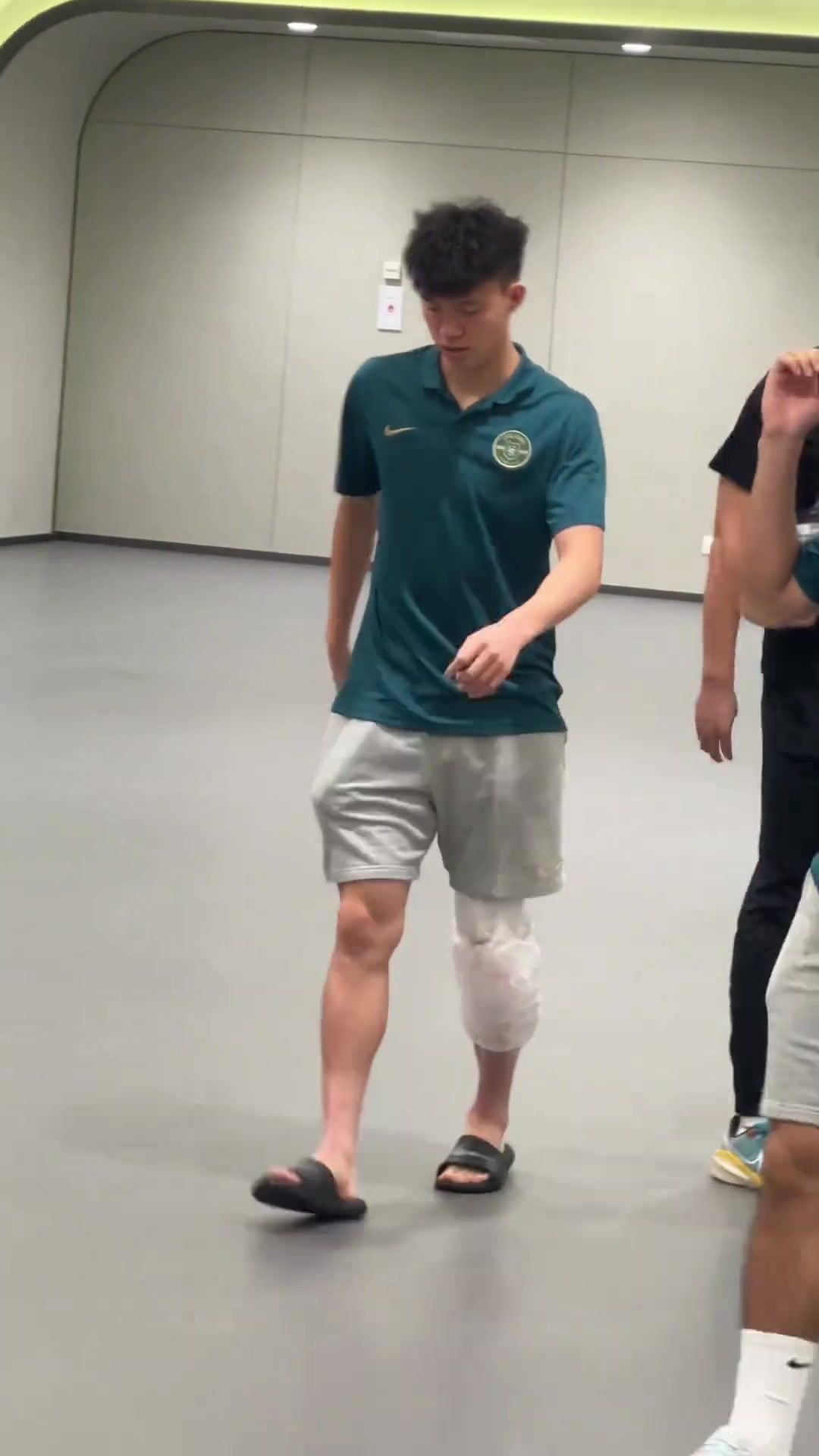 应该问题不大！王钰栋赛后左膝敷着冰袋，和队友说笑离开球场