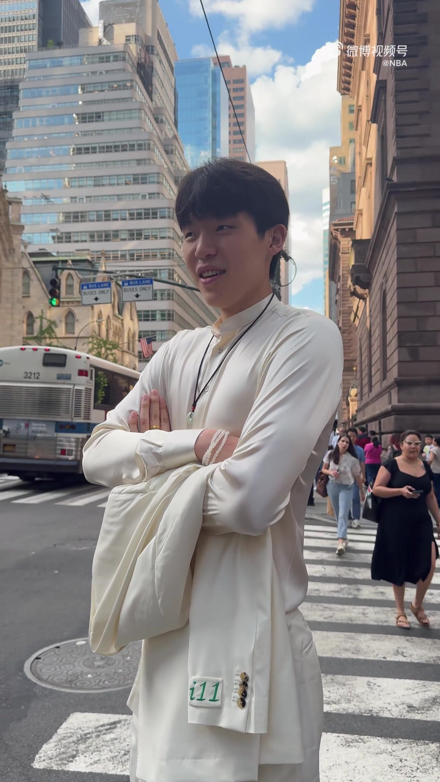 炎炎夏日一身正装！站在纽约街头啥感觉？杨瀚森：太热了！?