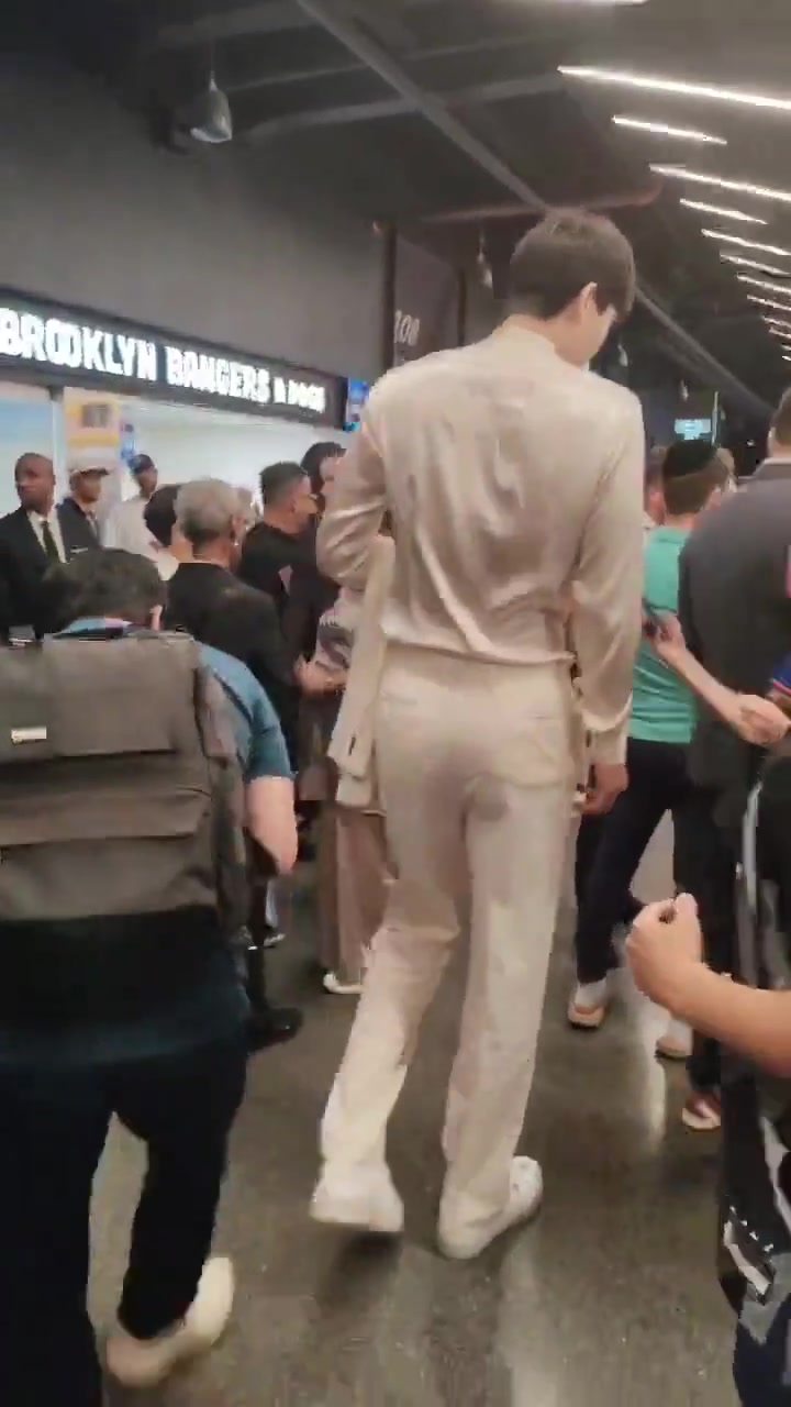 杨瀚森现身选秀大会现场 外国球迷们争相与其合照???