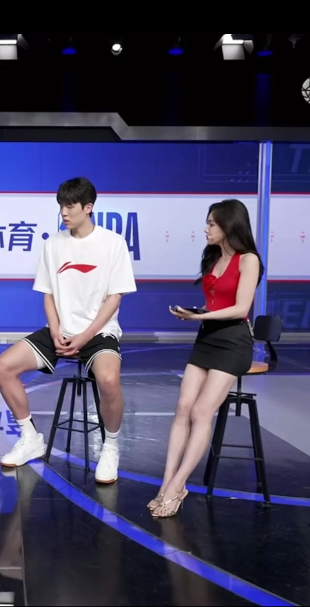 身高差有点萌?美娜站着都没有杨瀚森坐着高???
