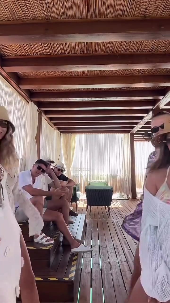 莱万和什琴斯尼带着老婆一起游玩，这就是巴萨太太团的魅力嘛?