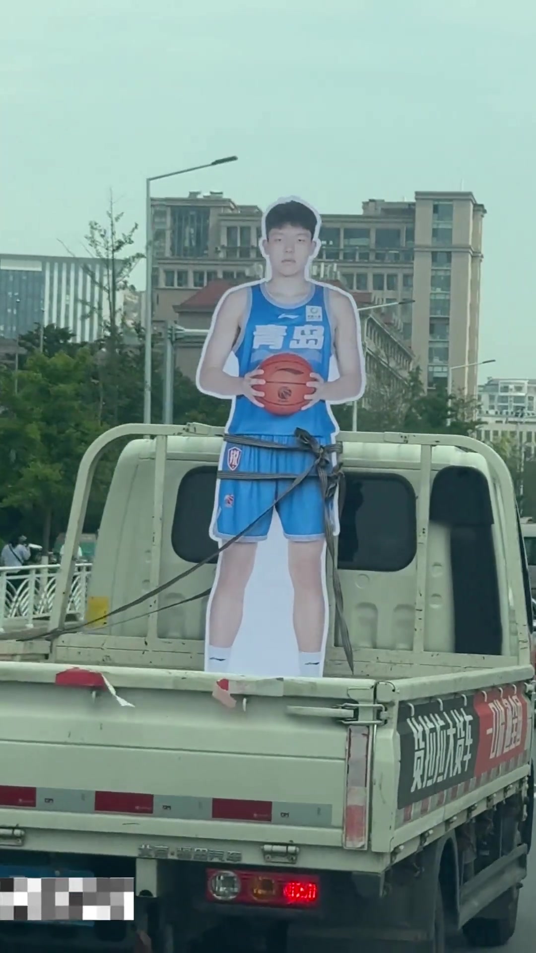震惊！网友发现杨瀚森在青岛街头被绑架了???
