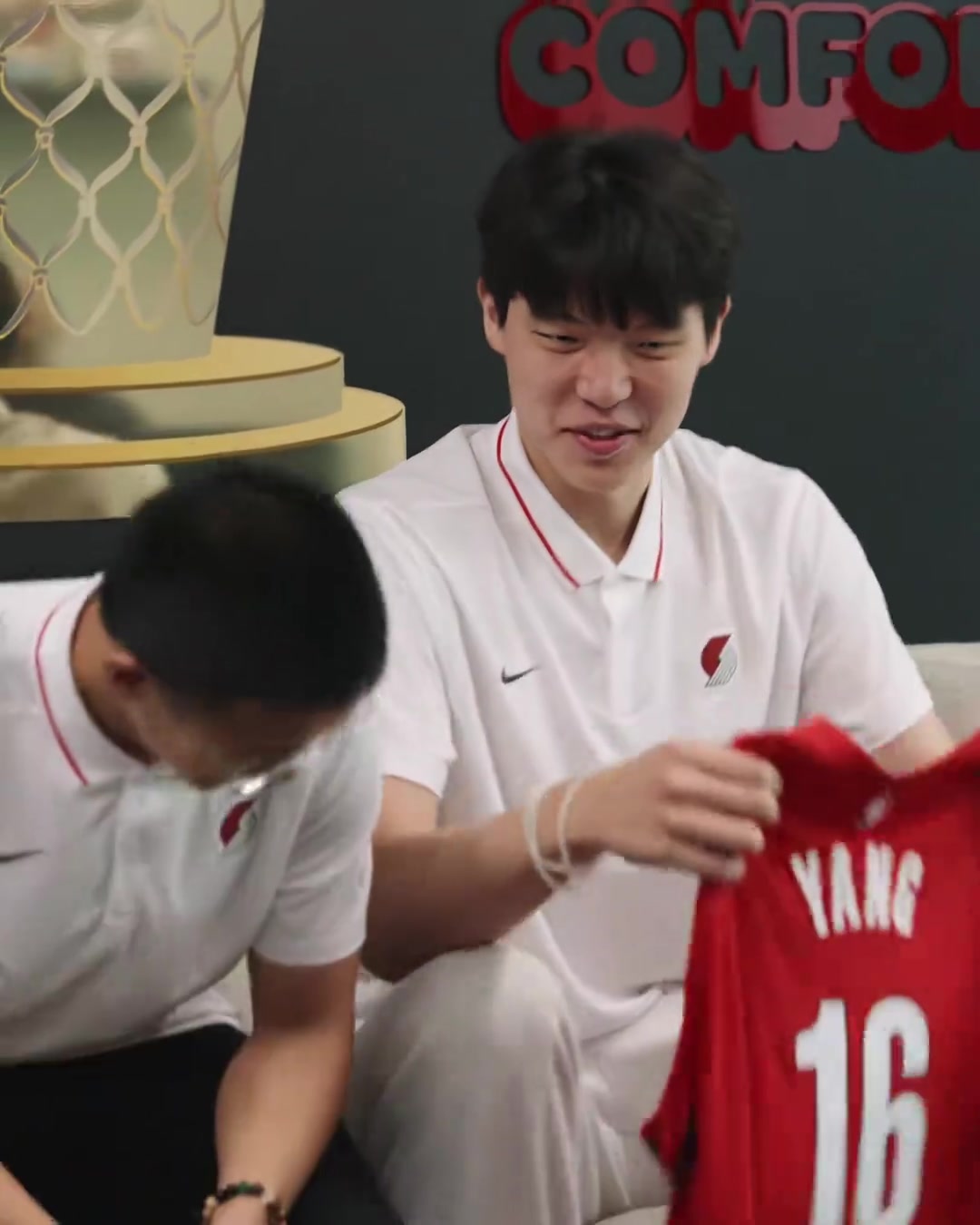 杨瀚森签约成功，拿到了属于自己的NBA战袍?