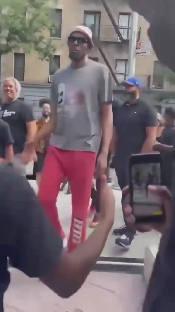 小球迷和KD击掌后兴奋不已：我将一个月不洗手?