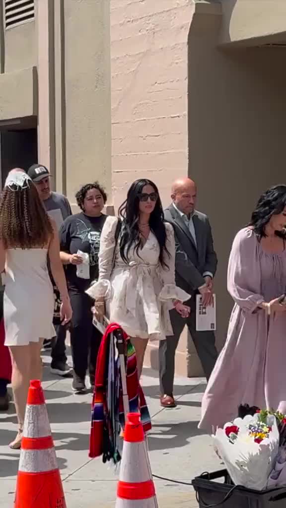 科比大女儿娜娜毕业！瓦妮莎姐姐苏菲一家佩林卡一家都来了~