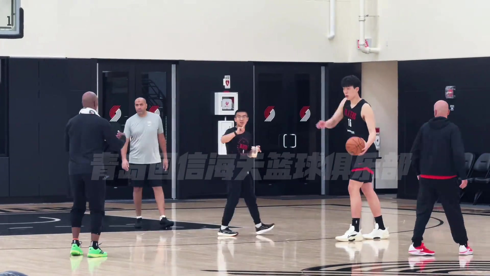 重视！杨瀚森赛后加练 比卢普斯路过亲自指导跑位⛹?‍♂️