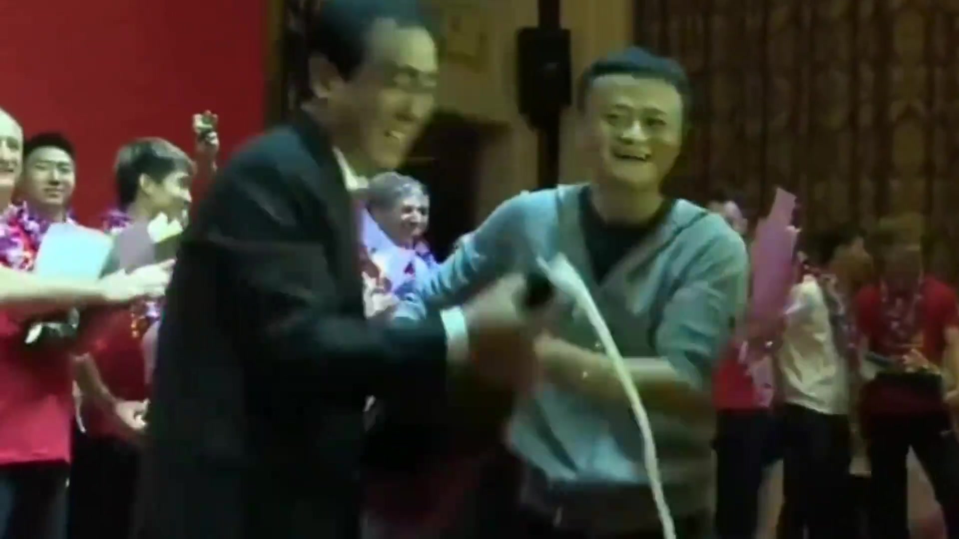 许家印那年和马云欢声笑语地喷香槟，而后欠的债前无古人?