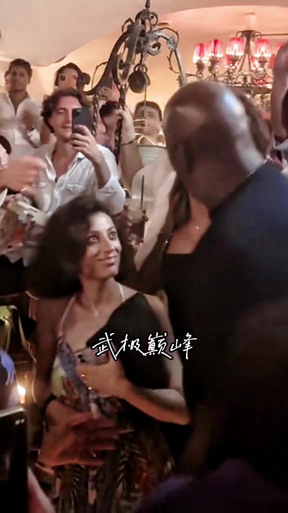 当乔丹从身边经过！看到两个小姐姐的反应原来眼睛真能放光