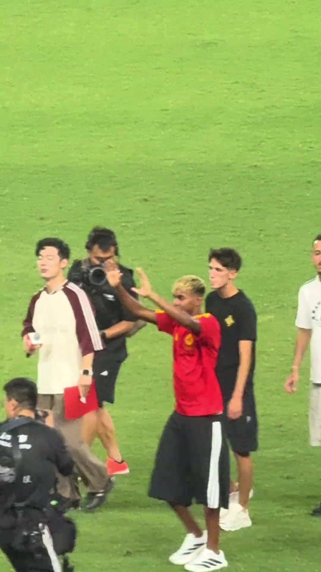 亚马尔来中国后裤子也不提一提，等下屁股蛋子都露出来了?