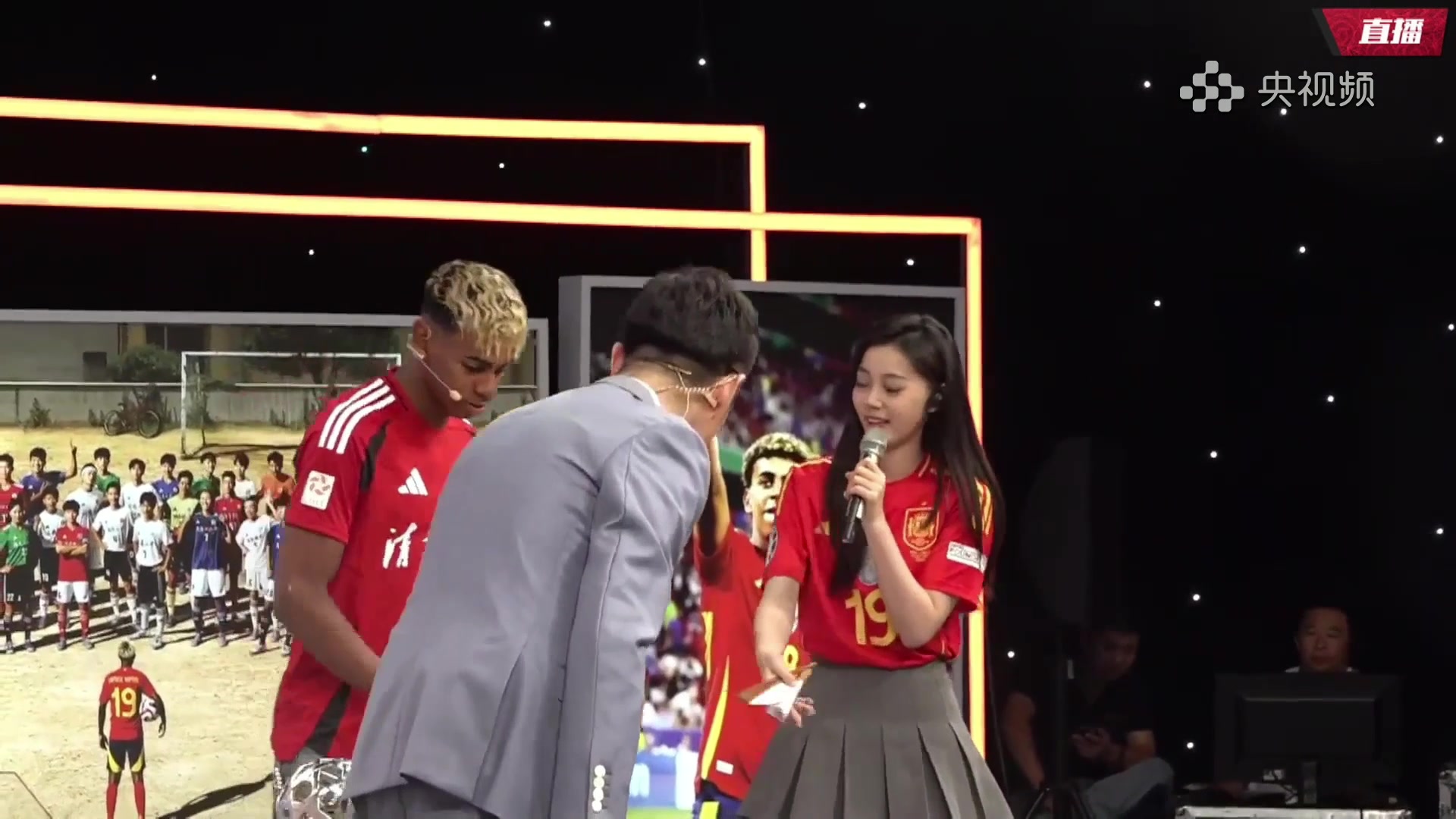 育儿节目…央视有点尬！现场女球迷带着亚马尔一起念：小孩哥?
