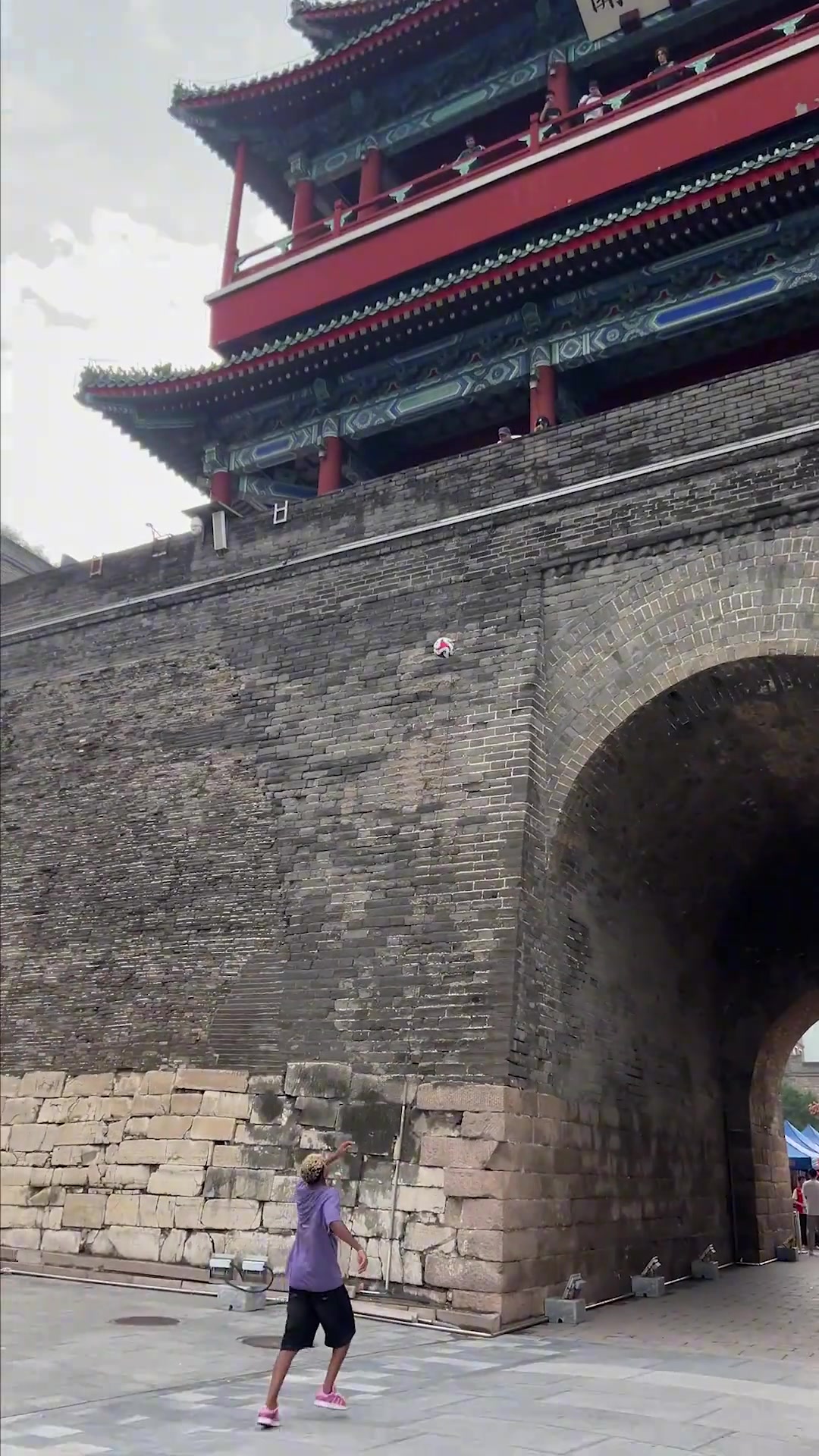 亚马尔在长城挑战高空停球，一个大脚把鞋踢飞?