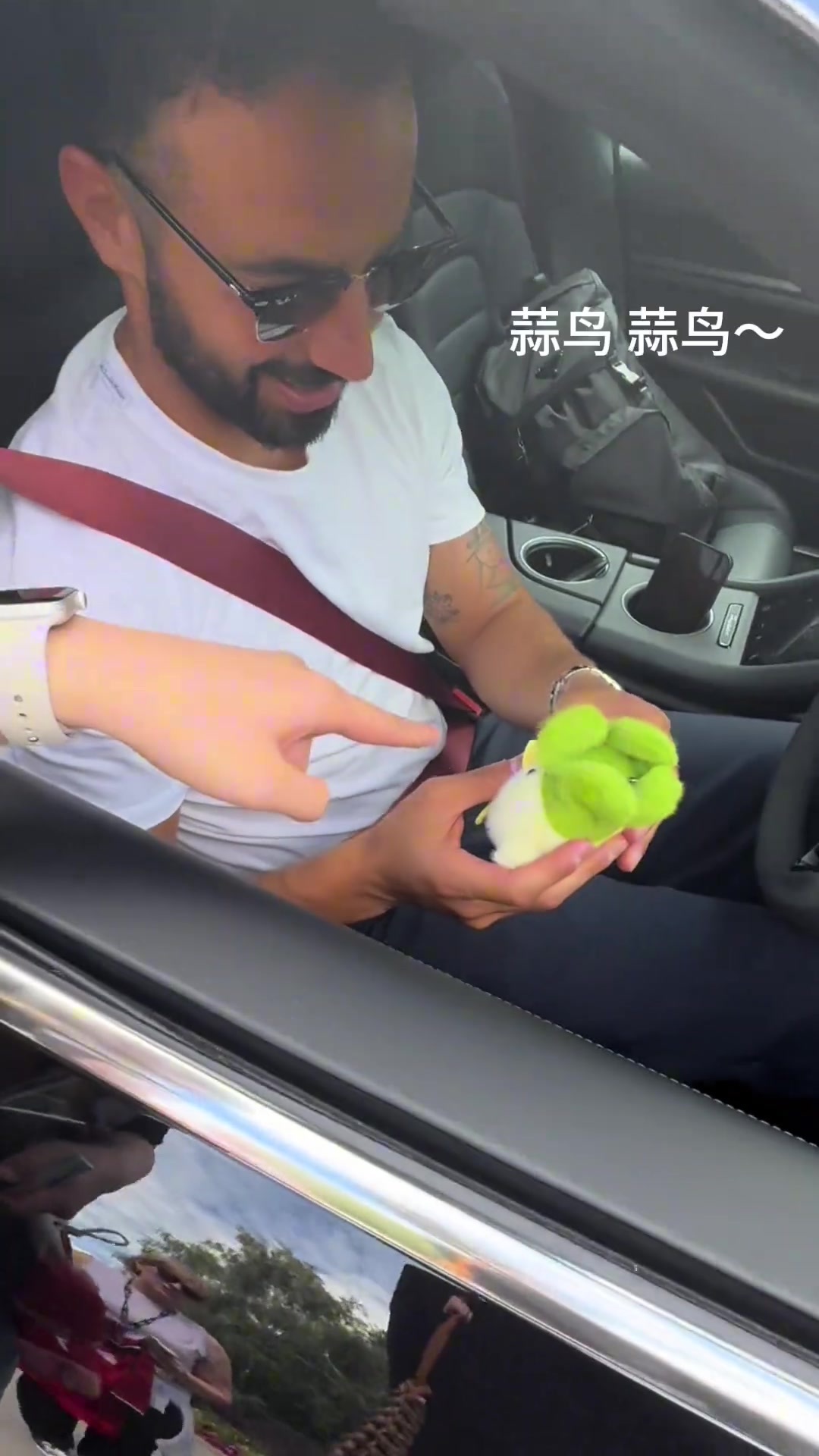 什么水平❓️小姐姐送蒜鸟玩偶给阿莫林，哈哈哈?