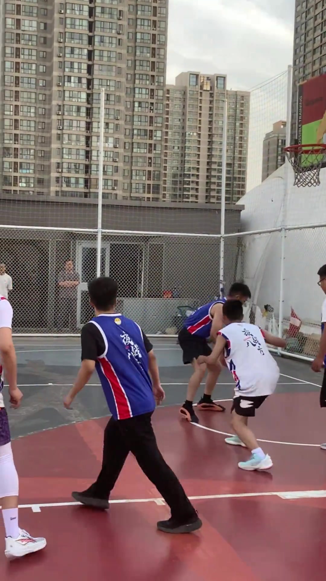 碟中谍2！这哥们怕是赌球了？篮下居然连续这么多空位不进？