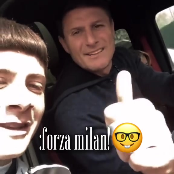 瞬间变脸?，球迷与萨队合影，结果对方直接喊“Forza Milan”