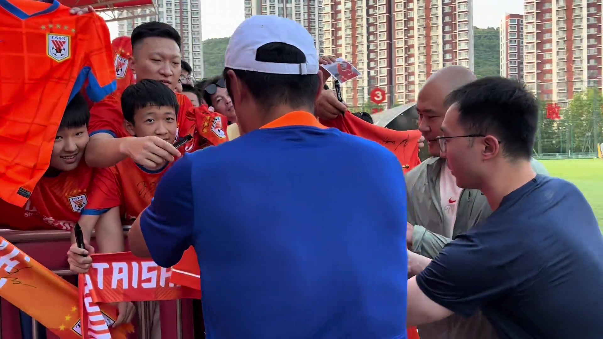 人气不输球员！韩鹏给球迷签名，忙得不亦乐乎