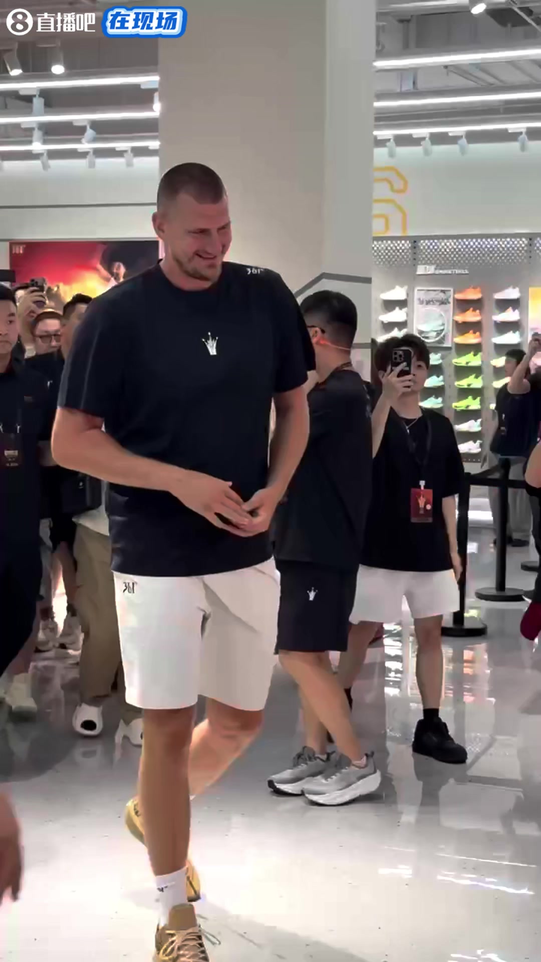 这块头真大啊?！约基奇中国行他哥哥也一同前来！