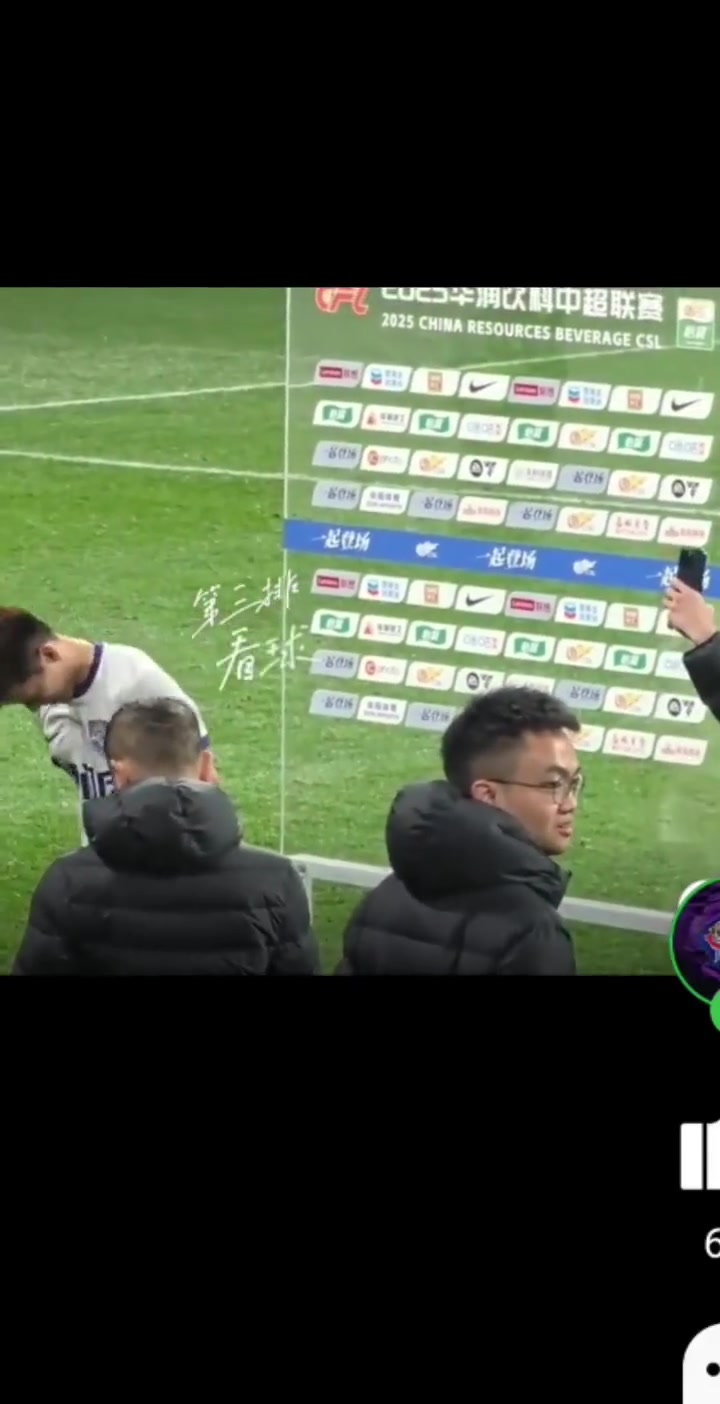 庆祝动作割喉……王秋明赛后被球迷问候：王秋明WCNM?