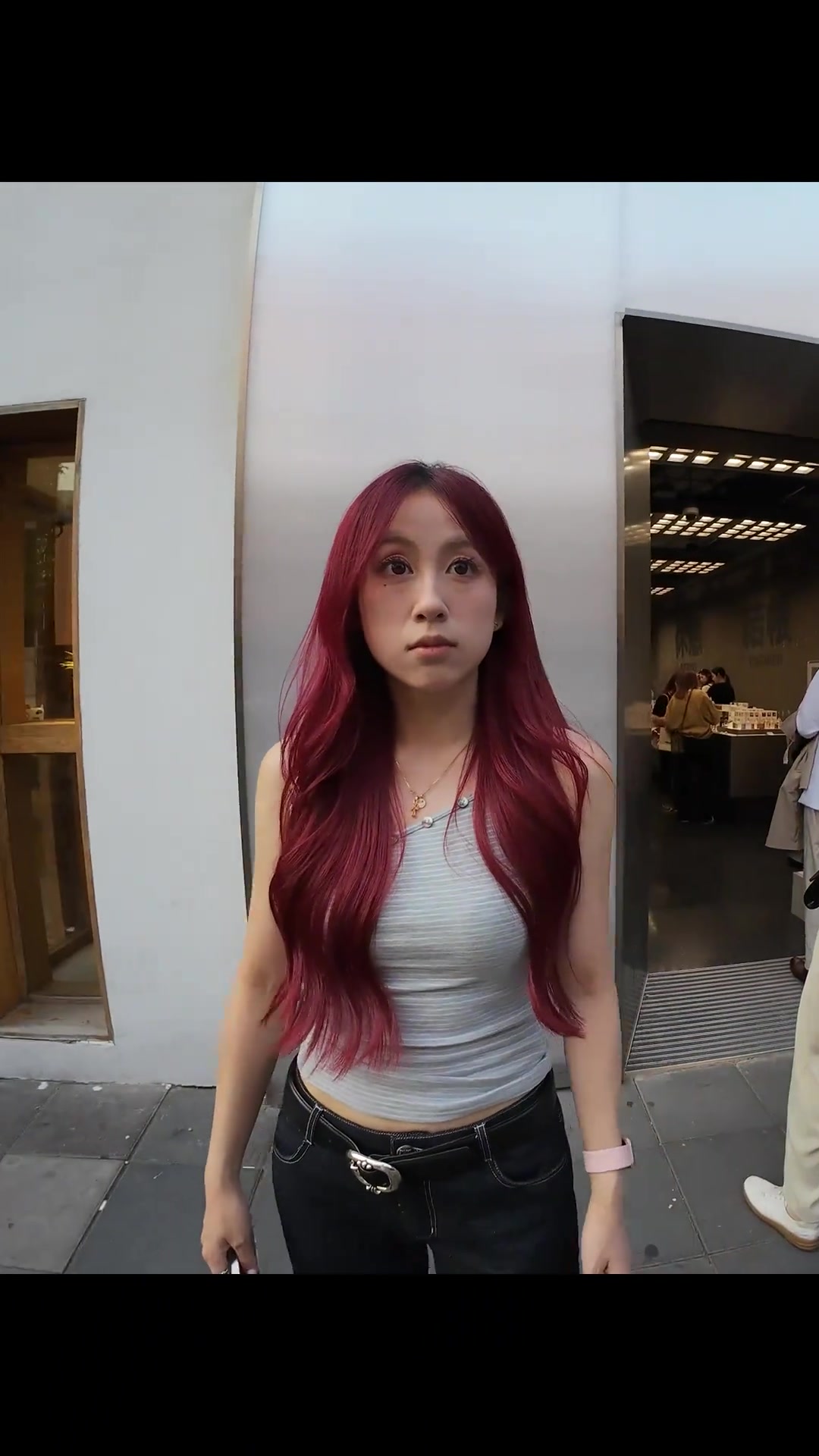 韦世豪老婆此前在上海街拍，相机直拍下底子真的有点美?