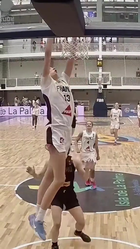 女生也能飞！U18欧锦赛法国女球员上演抢断暴扣???