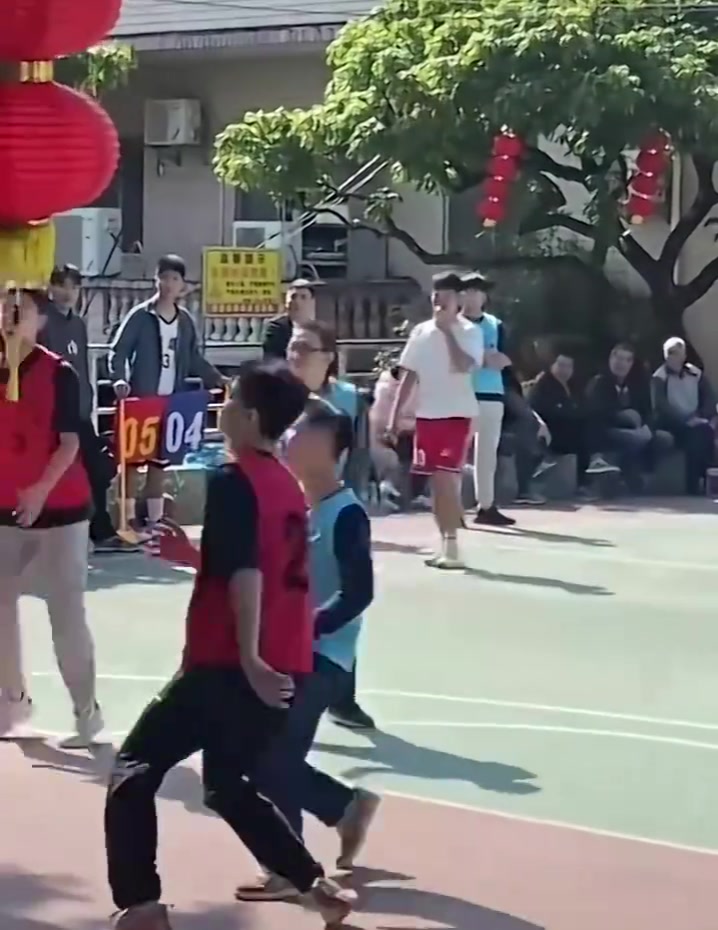 笑死！这哥们是来场上凑数的吧？跑都跑不利索?