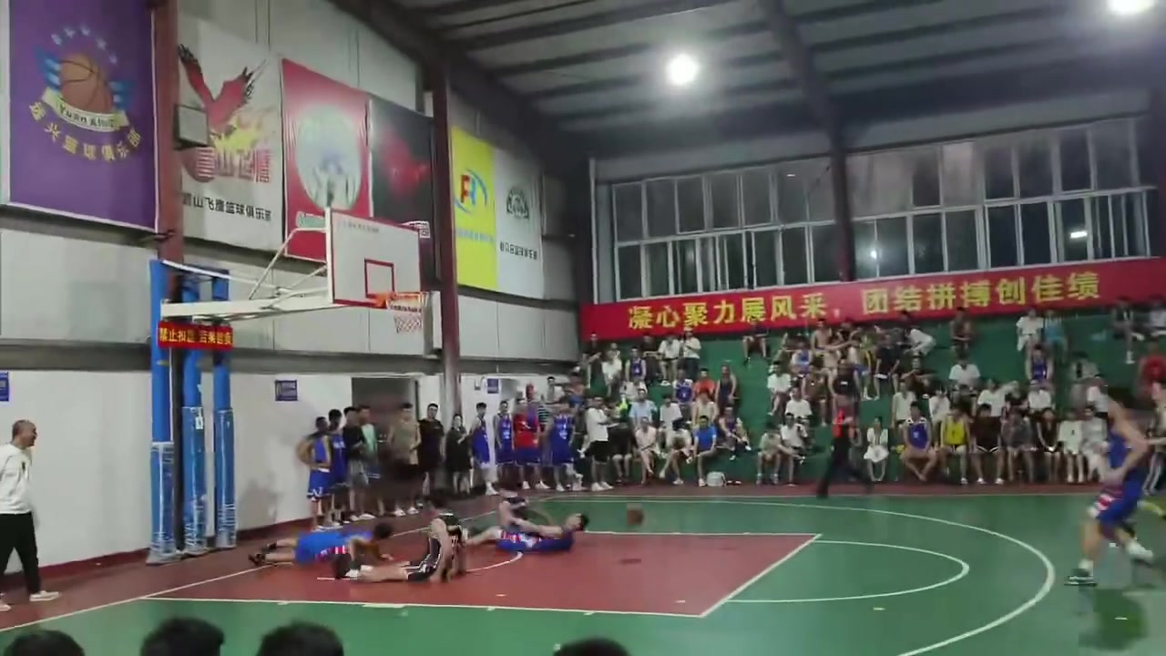 电视剧都不敢这么演啊，四个快下同时滑倒？